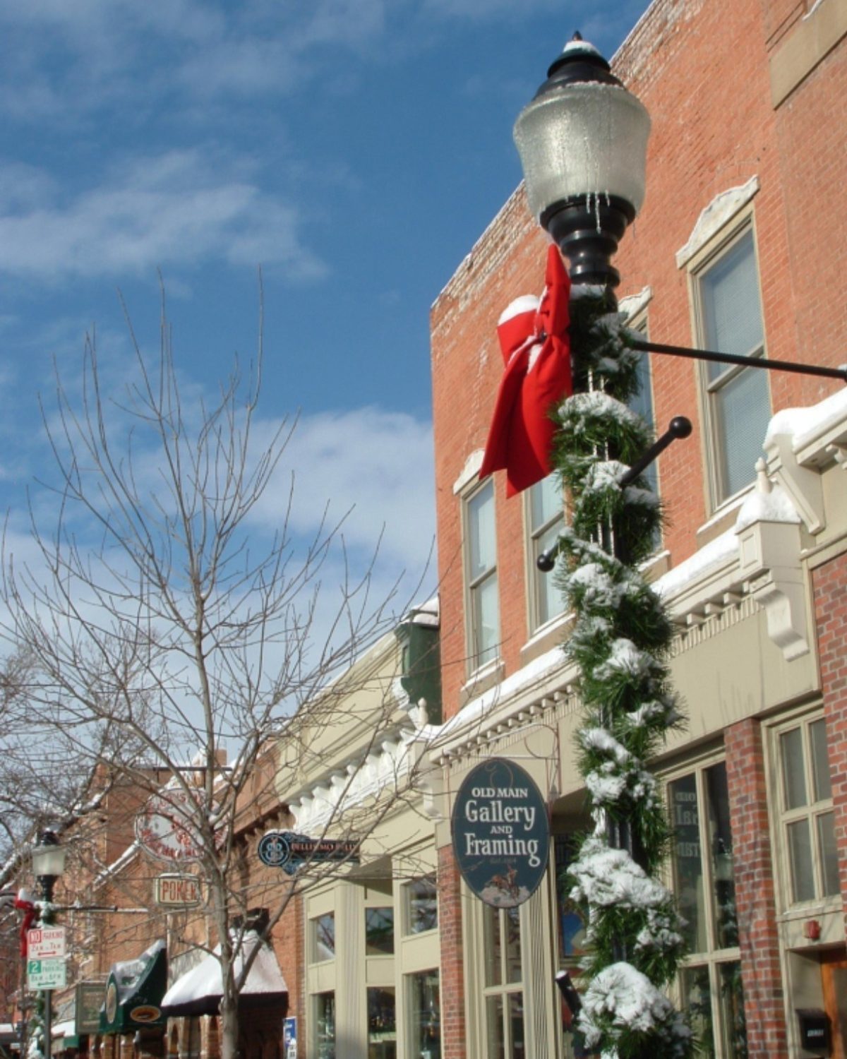 Streetlamp garland